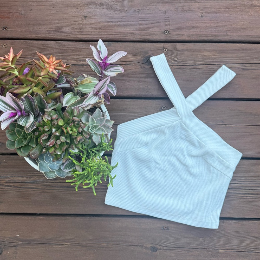 🕊️Criss Cross Neckline Cropped Tank, XS